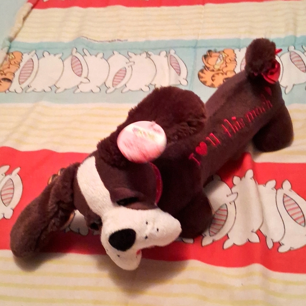 Vintage,Musical,Dashound, Plays Elvis Song"Hound Dog"& Wags,Tail & Ears & Shakes